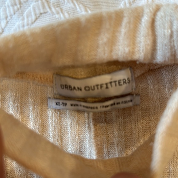 Cream urban outfitters sweater top with cutout neck detailing size XS - Picture 3 of 4